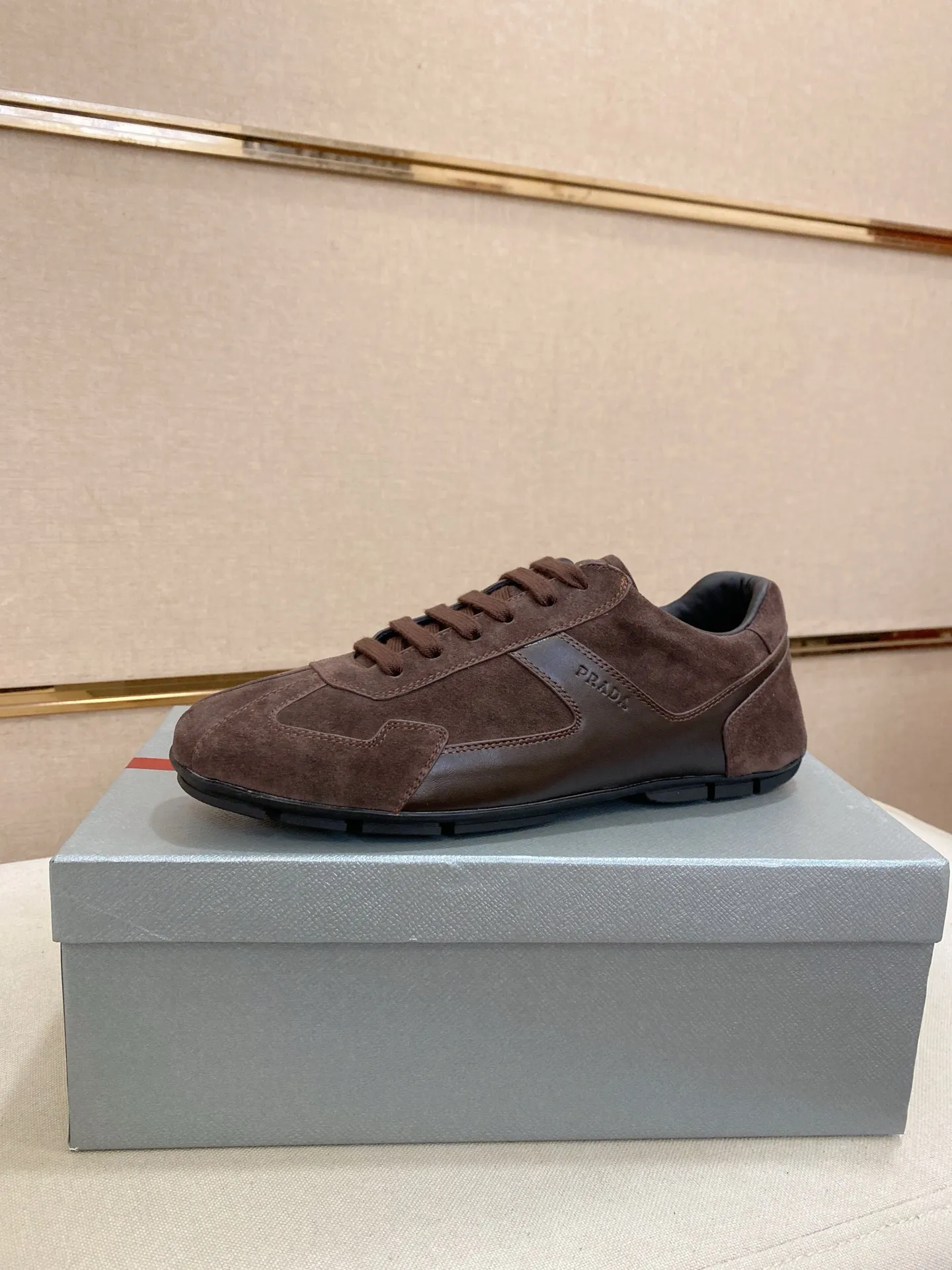 Men's shoes 💰 480💰 ✔️✔️✔️Top high version High-quality new PRADA (Prada) counters are launched at the same time. The new men's shoes and 😘fabrics are purely handmade in Niujing. Lining: Full cowhide lining. 👍🏿High-end☄️Open-molded non-slip rubber outsole, exquisite lines, simple and elegant, comfortable and high-end for leisure travel. Code number: 38-44. Can be customized45